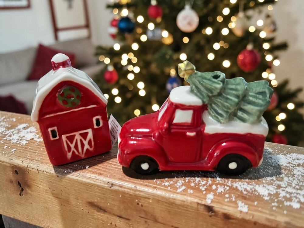 NEW CHRISTMAS TRUCK & BARN MINI SALT & PEPPER SHAKERS, CRACKER BARREL